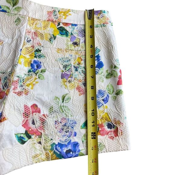 Anthropologie Elevenses Calalonia Short Size 4 Floral Lace Appliqué Button Close - Picture 9 of 11